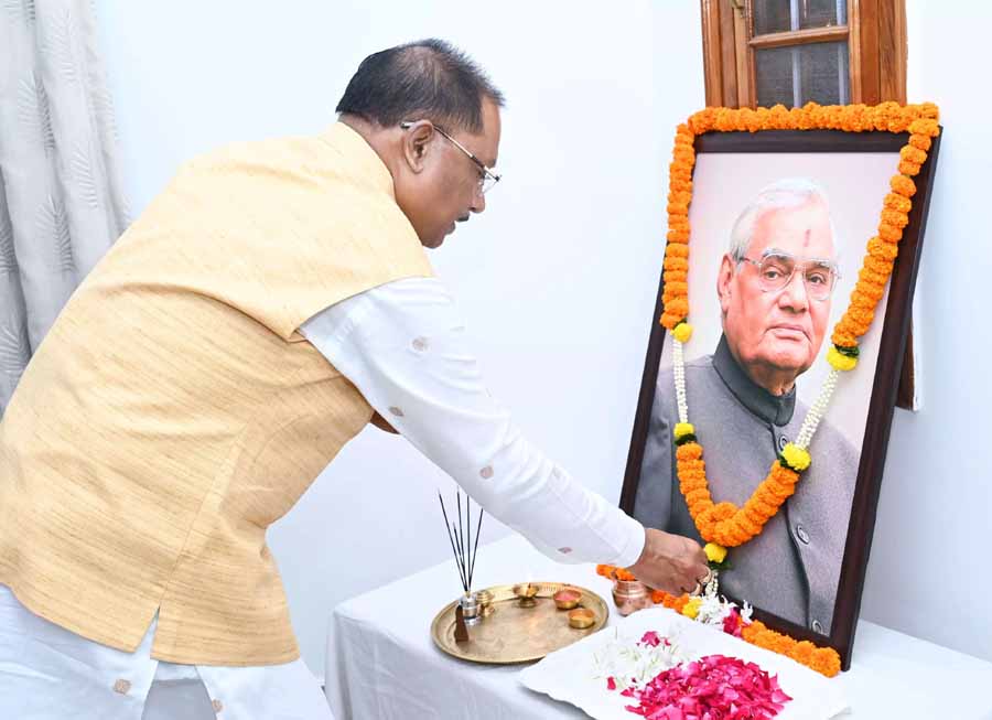 पूर्व प्रधानमंत्री भारत रत्न श्री अटल बिहारी वाजपेयी के जन्मदिन पर उन्हें मुख्यमंत्री विष्णुदेव साय ने किया नमन