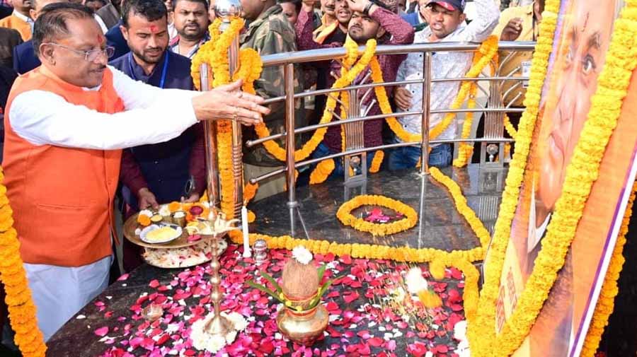 मुख्यमंत्री ने सराईटोली में पूर्व प्रधानमंत्री श्रद्धेय अटल जी के छायाचित्र पर पुष्प अर्पित कर नमन किया