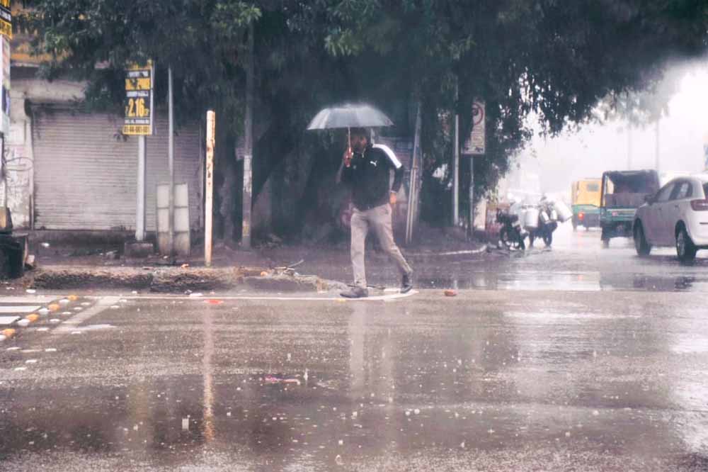 दिल्ली में लगातार बारिश से हुआ जलभराव, ट्रैफिक जाम की समस्या, प्रदूषण में आई कमी