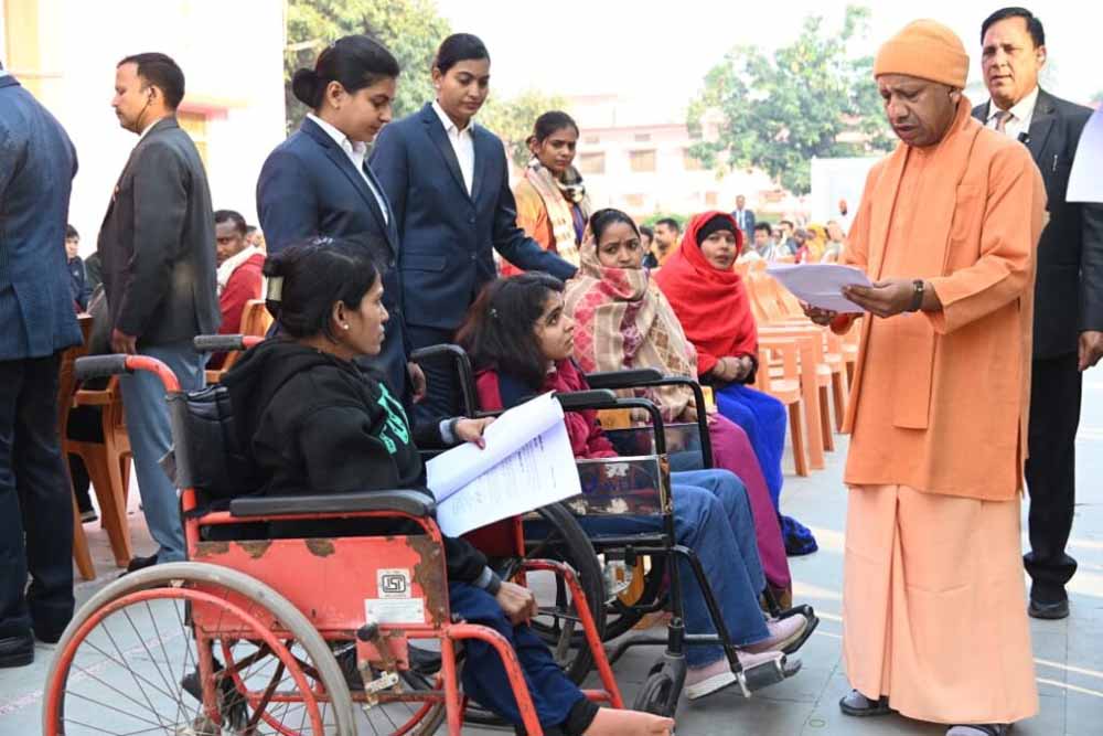 मुख्यमंत्री योगी ने गोरखनाथ मंदिर में जनता दर्शन में आए लोगों से की मुलाकात, होगा समस्याओं का समाधान