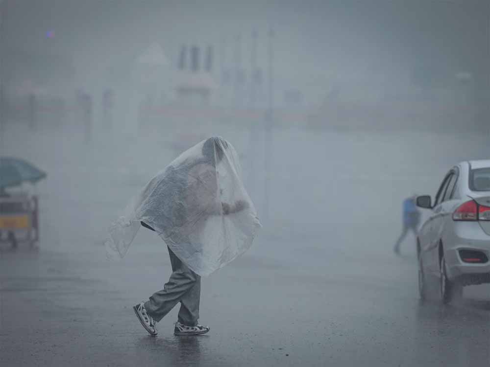 UP समेत कई राज्यों में ठंड के साथ बारिश की चेतावनी, उत्तर भारत में मौसम का डबल अटैक