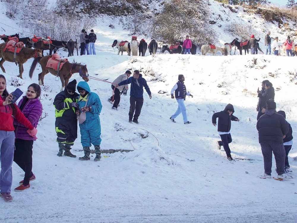 हिमाचल प्रदेश में सर्दी का प्रकोप चरम पर, घनघोर बादलों का डेरा है जबकि मैदानी क्षेत्रों में कोहरे ने जनजीवन को प्रभावित किया