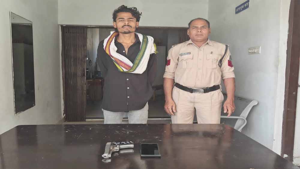 पेंड्रारोड के पास पुलिस ने युवक को देसी पिस्टल के साथ किया गिरफ्तार
