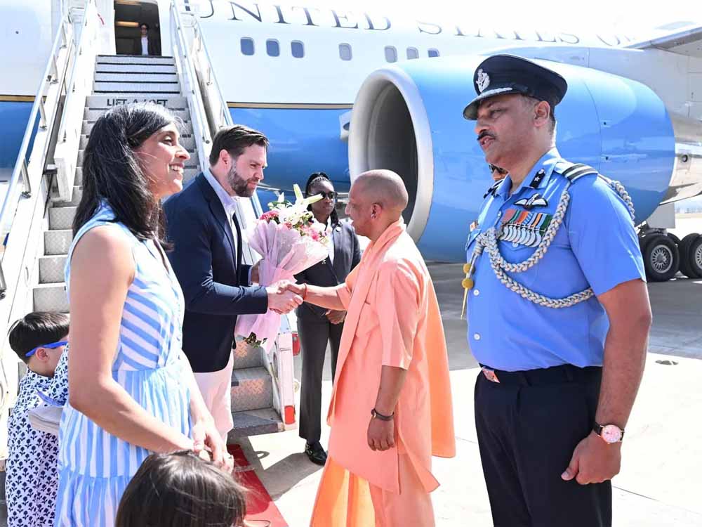 अमेरिकी उपराष्ट्रपति जेडी वेंस परिवार सहित आगरा पहुंचे, सीएम योगी ने किया स्वागत