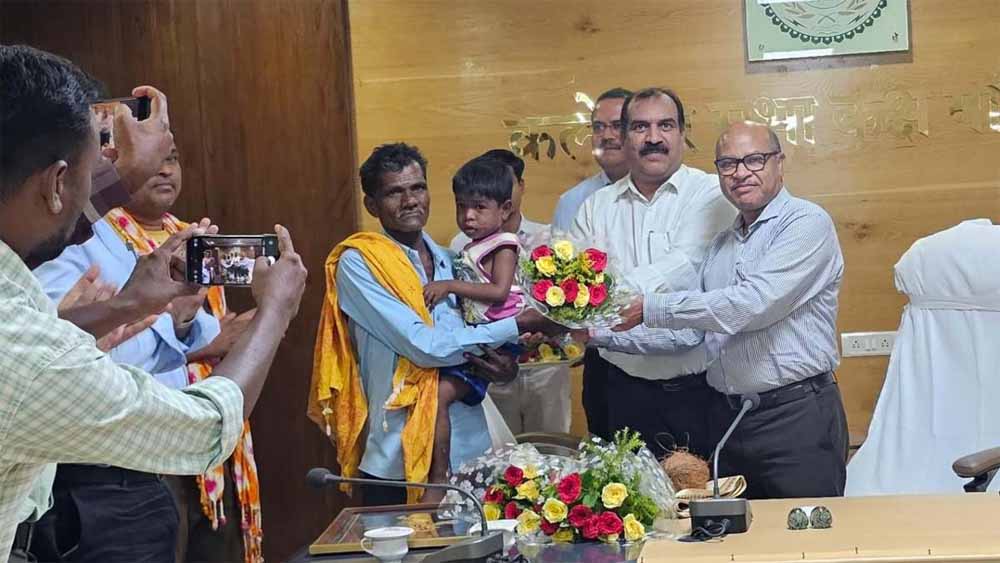आदमखोर तेंदुए से लड़कर पोते की जान बचने वाले 65 साल के बुजुर्ग को कलेक्टर ने किया सम्मानित