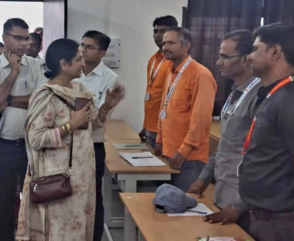 पश्चिम मध्य रेल महाप्रबंधक श्रीमती शोभना बंदोपाध्याय ने रेलवे के एरिया ट्रेनिंग सेंटर का निरीक्षण किया
