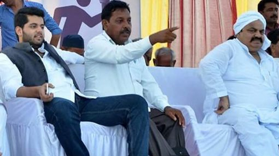 अतीक अहमद का परिवार अब जाने किस हाल में,  3 महिलाएं फरार, 2 बेटे जेल में, पुस्तैनी घर जमींदोज