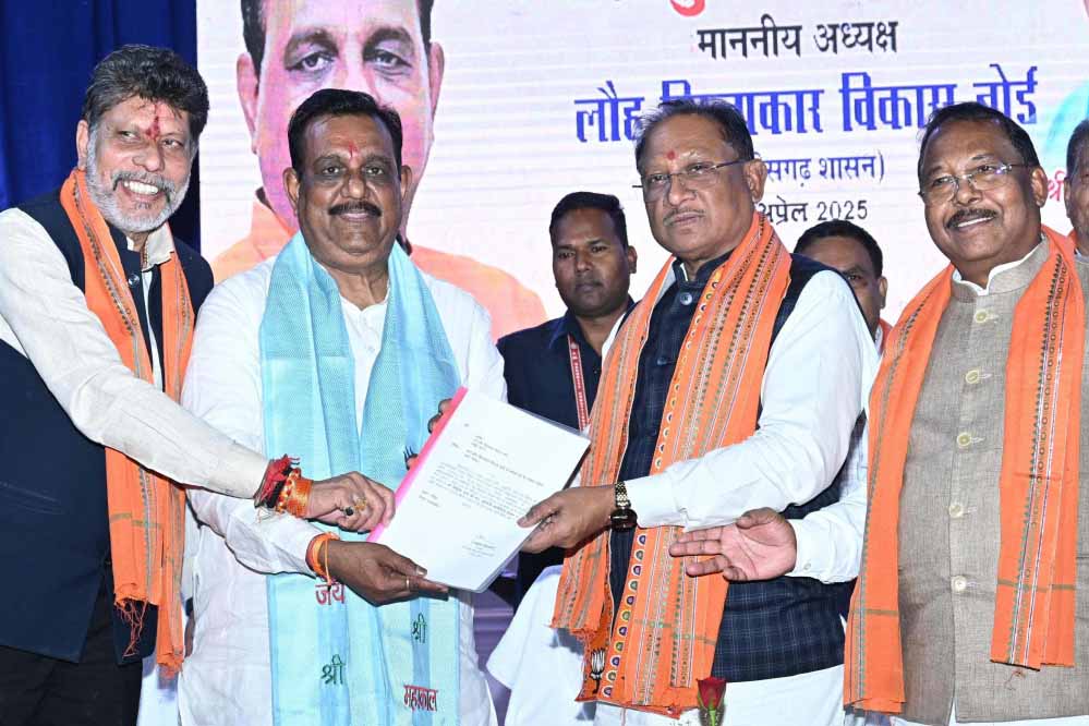 मुख्यमंत्री विष्णु देव साय लौह शिल्पकार विकास बोर्ड के नवनियुक्त अध्यक्ष के पदभार ग्रहण कार्यक्रम में हुए शामिल