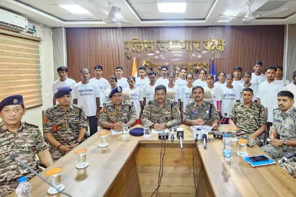 छत्तीसगढ़ के सुकमा में 22 नक्सलियों ने डाले हथियार, 16 लाख की इनामी नक्सली दंपत्ति भी शामिल