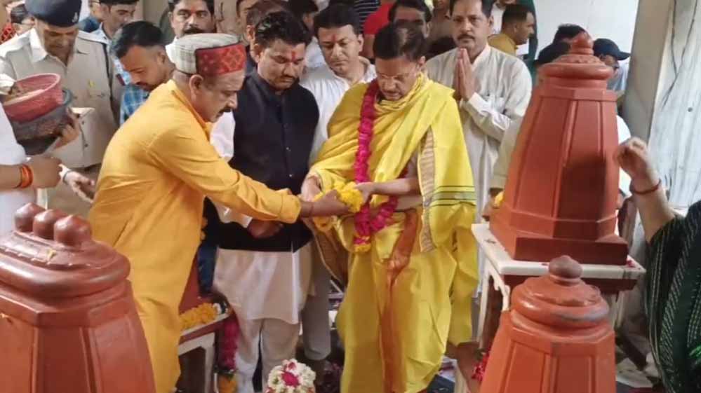 मध्य प्रदेश डिप्टी CM राजेंद्र शुक्ला पहुंचे दतिया मां बगलामुखी के किए दर्शन