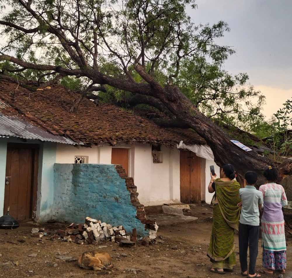 आंधी तूफान के साथ तेज बारिश