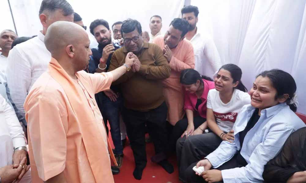 आतंकी हमले में मारे गए शुभम द्विवेदी को श्रद्धांजलि अर्पित करने पहुंचे सीएम योगी