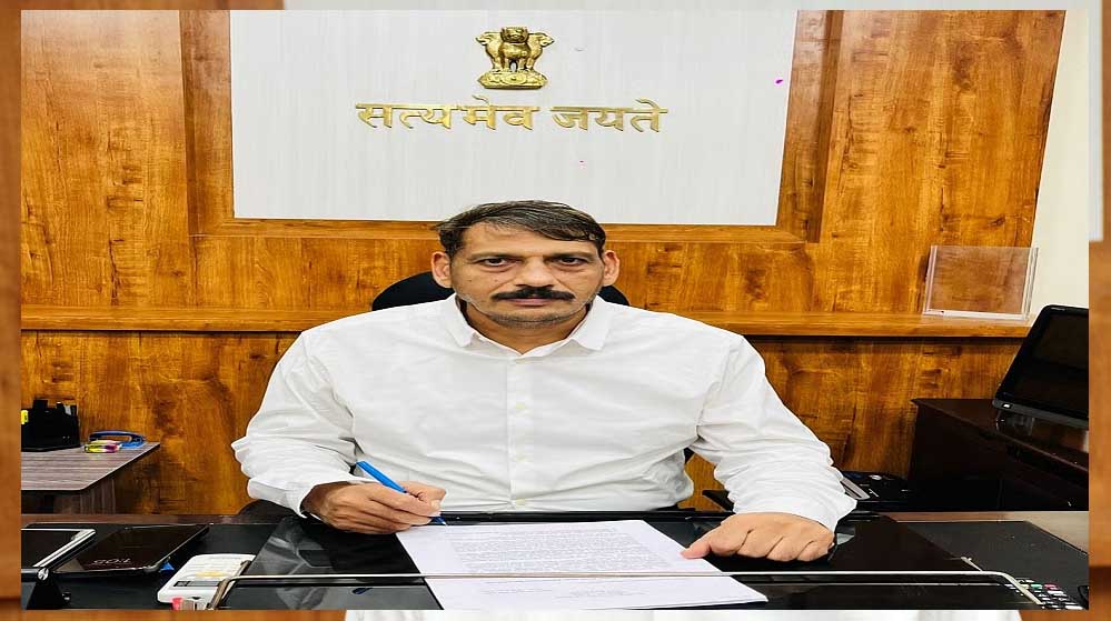 कलेक्टर गोपाल वर्मा और नगर पालिका अध्यक्ष ने घर-घर पहुंचकर सड़क निर्माण कार्य में सहयोग करने आग्रह किया
