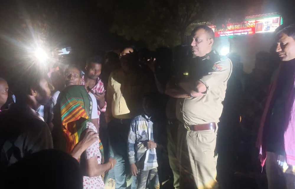 गोरखपुर में तेज रफ्तार गाडी ने 7 को कुचला, मां-बेटी की मौत, 5 गंभीर रूप से घायल