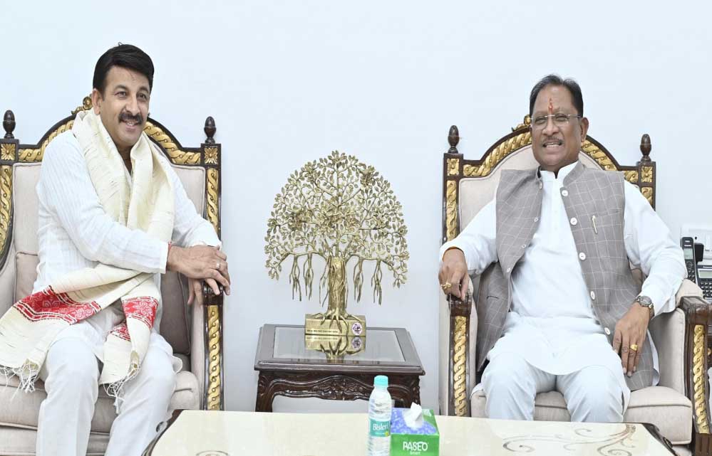 CM साय ने सांसद तिवारी का पारंपरिक शाल ओढ़ाकर नंदी की प्रतिमा भेंट कर आत्मीय स्वागत किया