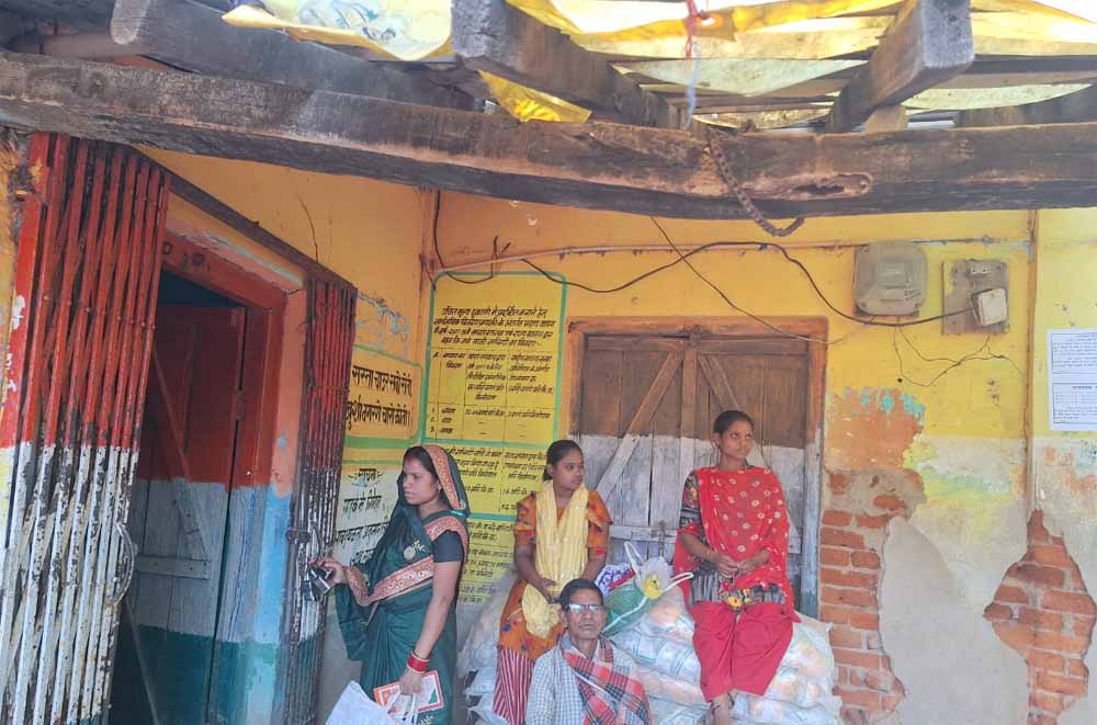 जर्जर भवन में चल रही है राशन दुकान, प्रशासन की अनदेखी, लोग हो रहे परेशान