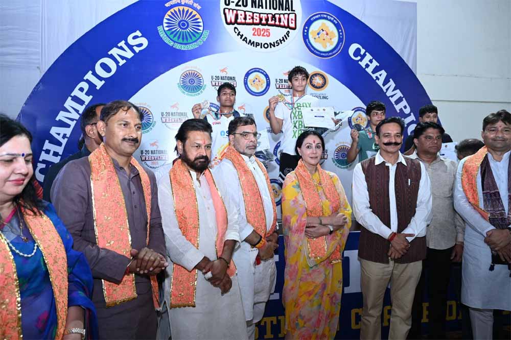 अंडर-20 राष्ट्रीय कुश्ती प्रतियोगिता : महिला पहलवानों को पुरस्कार देने पहुंचीं दीया कुमारी