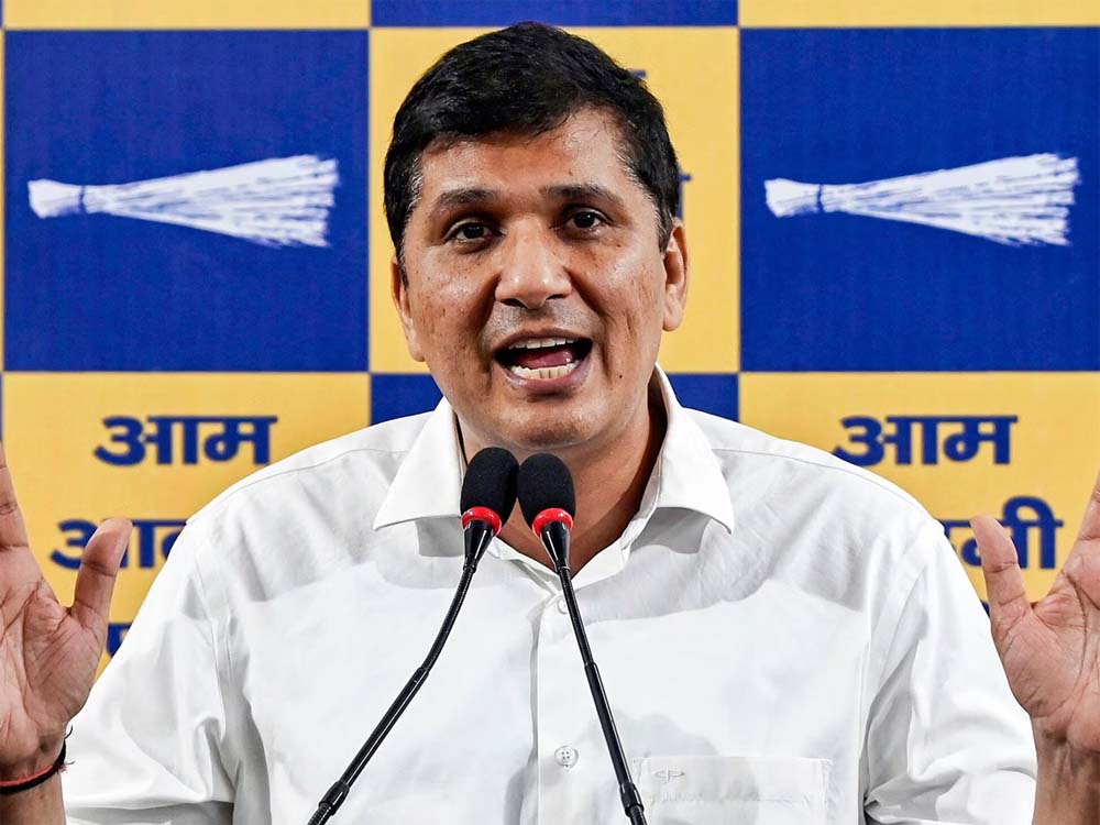 आप पार्टी के संयोजक सौरभ भारद्वाज आज भाजपा के मुस्लिम नेता शहजाद पूनावाला पर तमतमा गए
