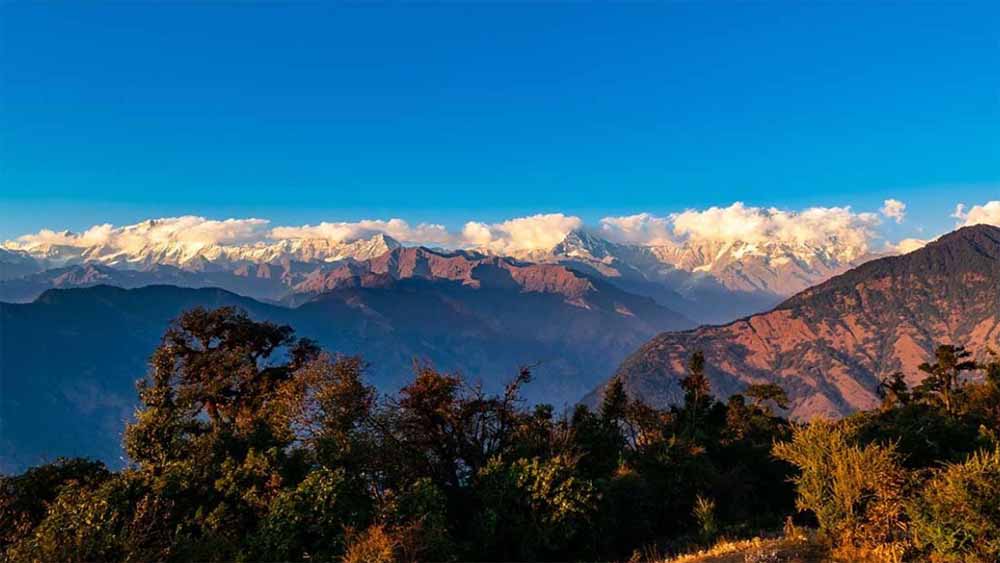 उत्तराखंड के पौड़ी से आप हिमाच्छादित शिखरों की लगभग 200 मील लंबी शृंखला को सहजता से निहार सकते हैं
