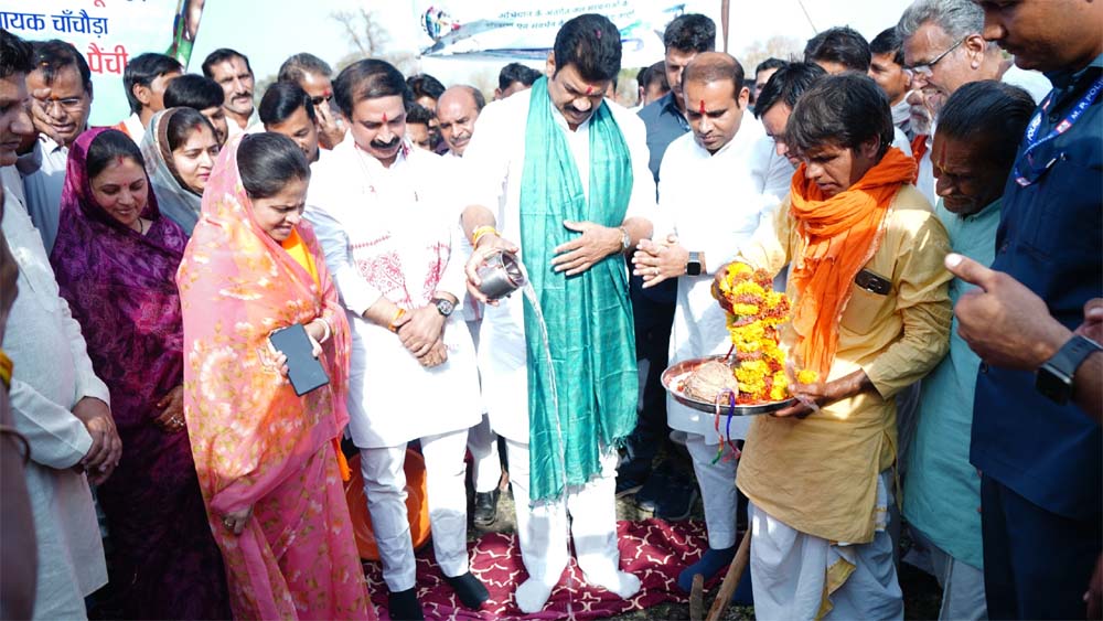 खाद्य मंत्री ने गुना जिले के ग्राम सागर में तालाब गहरीकरण में की सहभागिता
