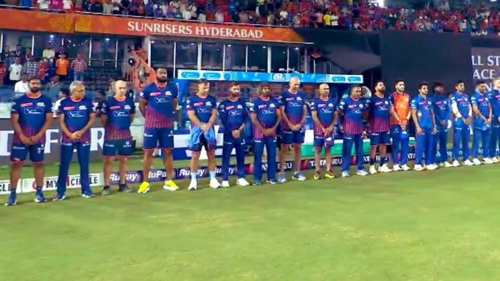 पहलगाम में हुए आतंकी हमले के बाद लिया गया फैसला, IPL मैच में काली पट्टी बांधकर उतरे खिलाड़ी, चीयरलीडर्स गायब