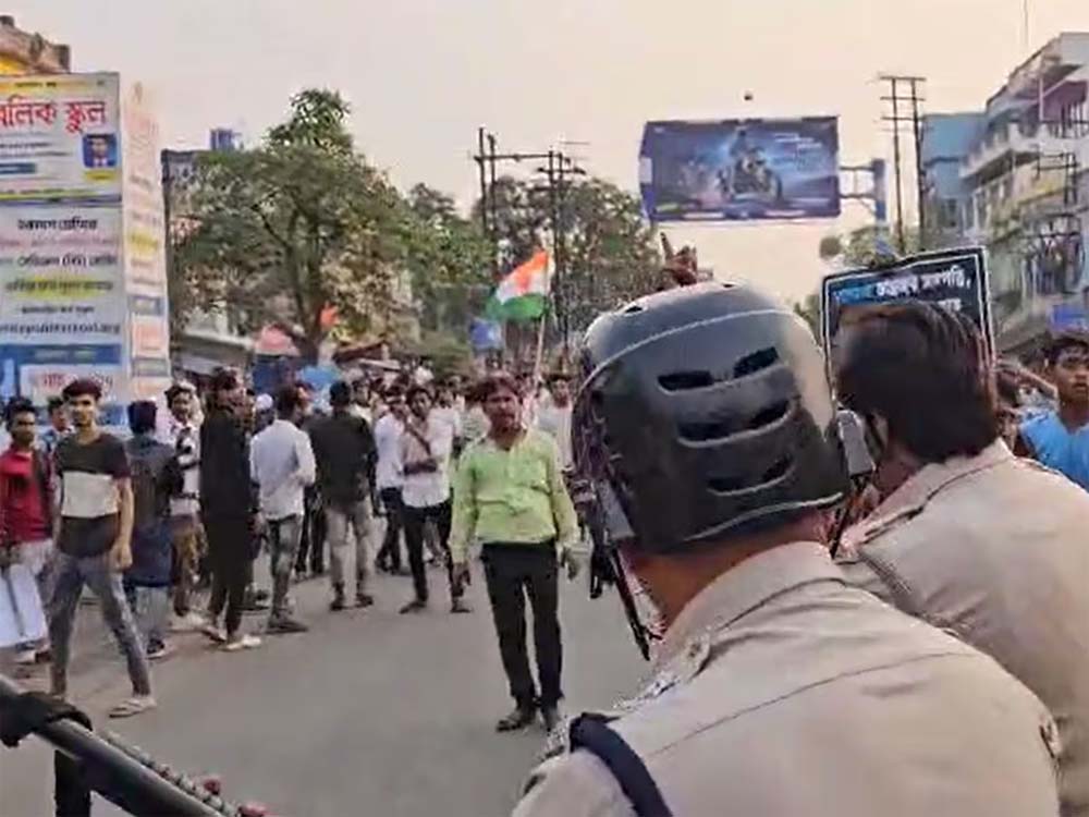 मुर्शीदाबाद: 10,000 की भीड़ हुई जमा, छीन ली पुलिस की पिस्तौल, वक्फ हिंसा पर HC में ममता सरकार का कबूलनामा