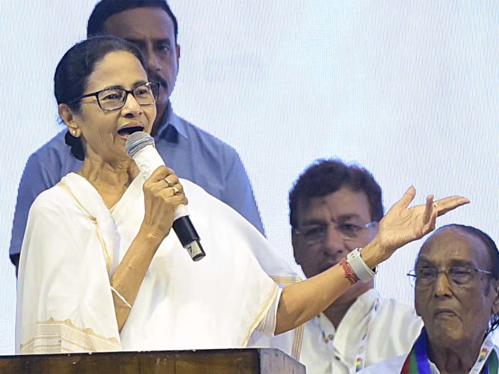 हिंसा के बीच वक्फ कानून को लेकर हमलावर ममता बनर्जी, बंगाल में लागू ही नहीं होगा, फिर बवाल क्यों?