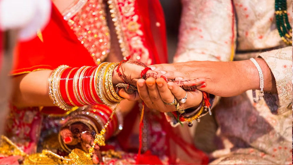 अशोकनगर में एक शिक्षक ने अपने से आधी उम्र की छात्रा को स्कूल से भगा कर कोर्ट मैरिज कर ली