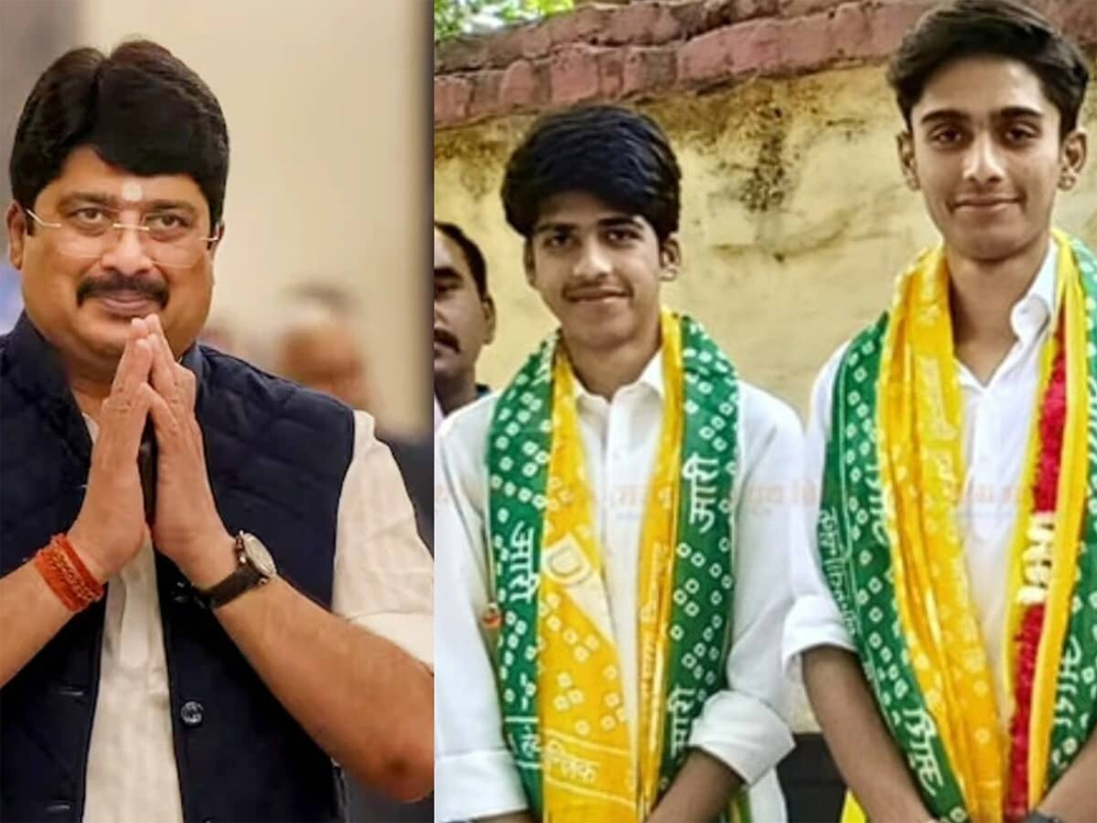 राजा भैया ने दोनों बेटों की राजनीति में कराई एंट्री, अक्षय प्रताप की मौजूदगी में जनसत्ता दल के सदस्य बने