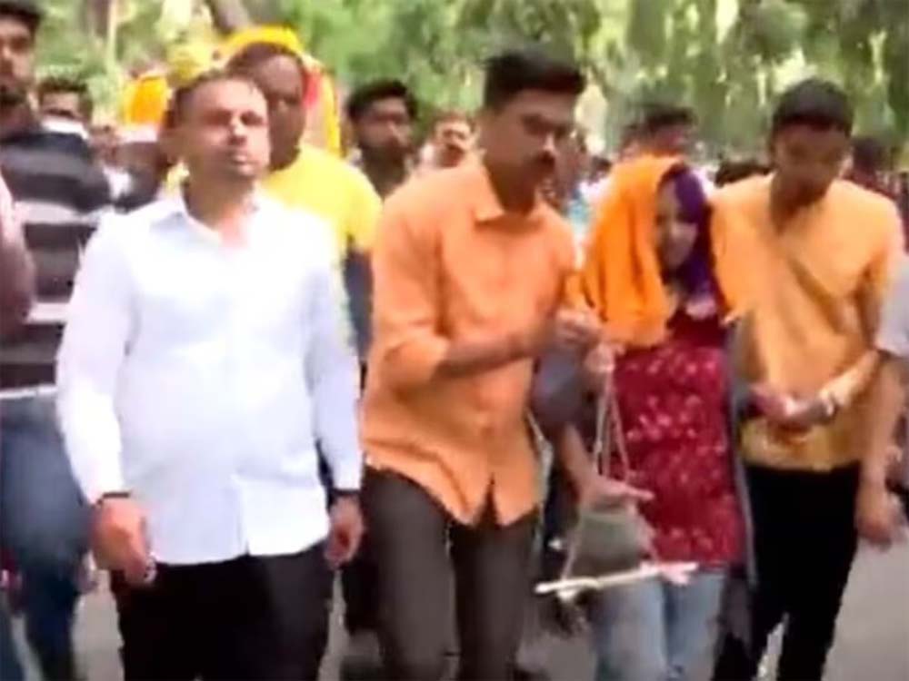 पहलगाम में मारे गए पुणे निवासी संतोष की अर्थी को बेटी ने दिया कंधा, पहने खून से सने कपड़े