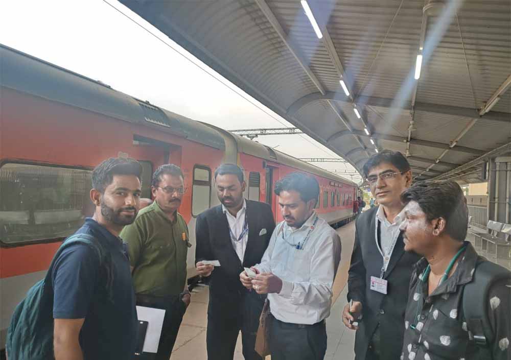 इटारसी स्टेशन पर ‘किलाबंदी’ टिकट चेकिंग: 190 यात्री पकड़े गए, ₹1.11 लाख जुर्माना वसूला